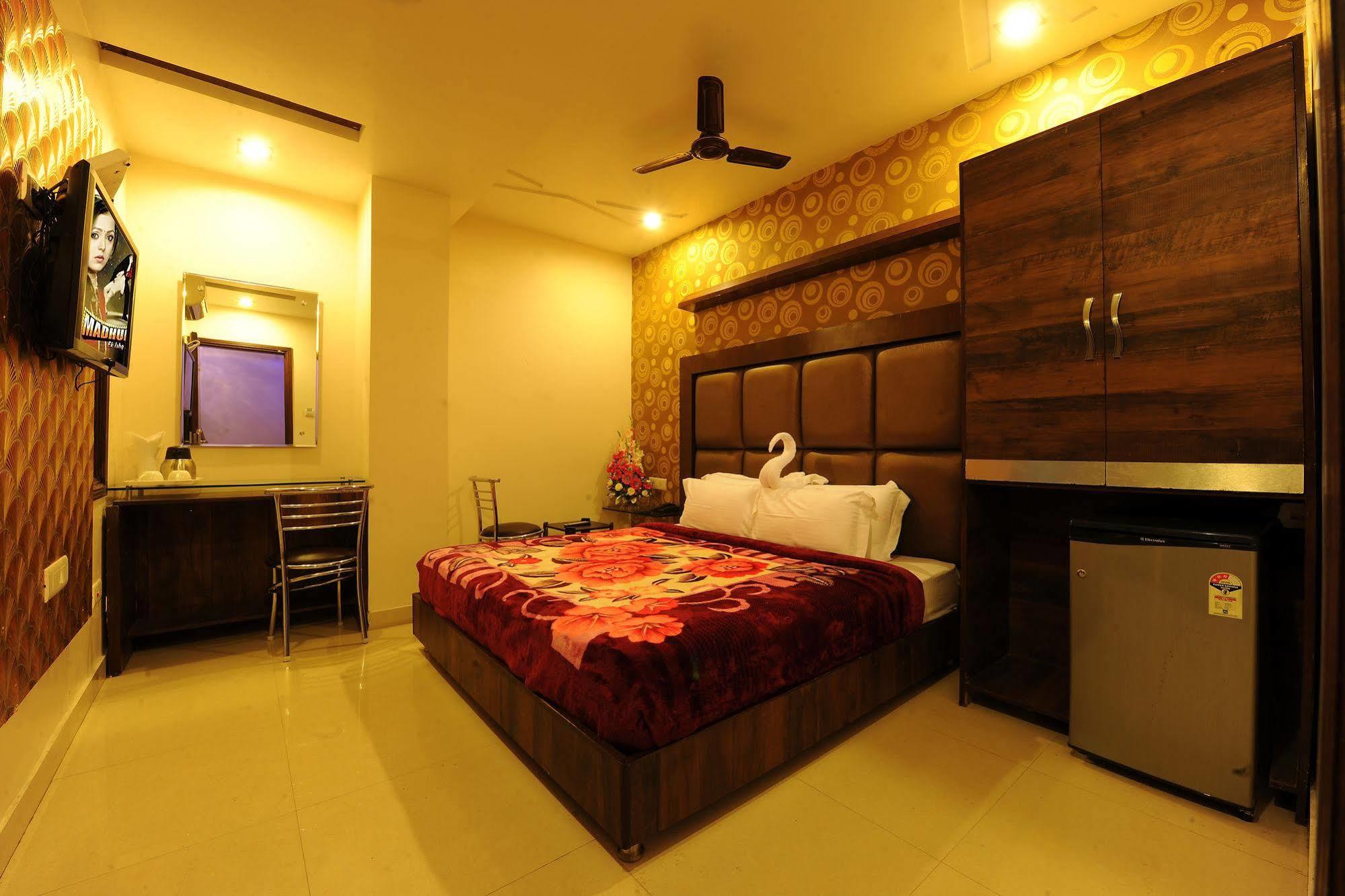 Hotel Pearl Inn & Suites أمريتسار المظهر الخارجي الصورة