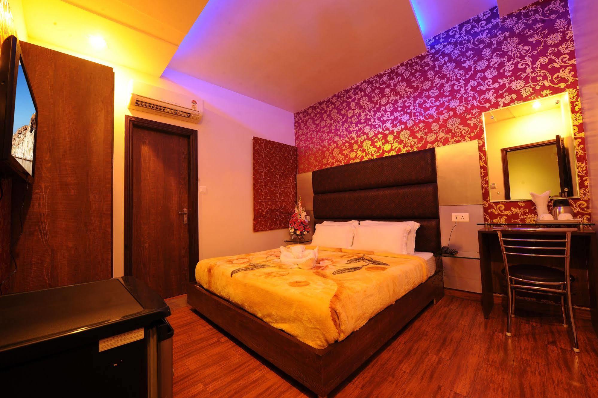 Hotel Pearl Inn & Suites أمريتسار المظهر الخارجي الصورة